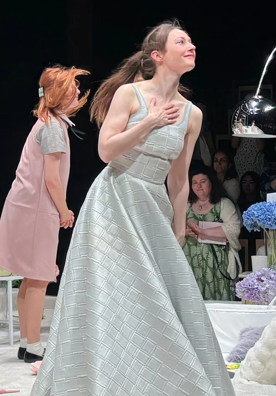 Lydia Wilson em cena na peça The Maids