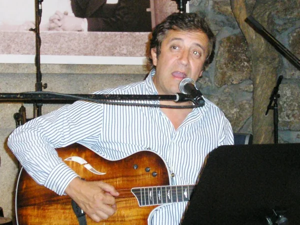 Rui Veloso a cantar e tocar guitarra